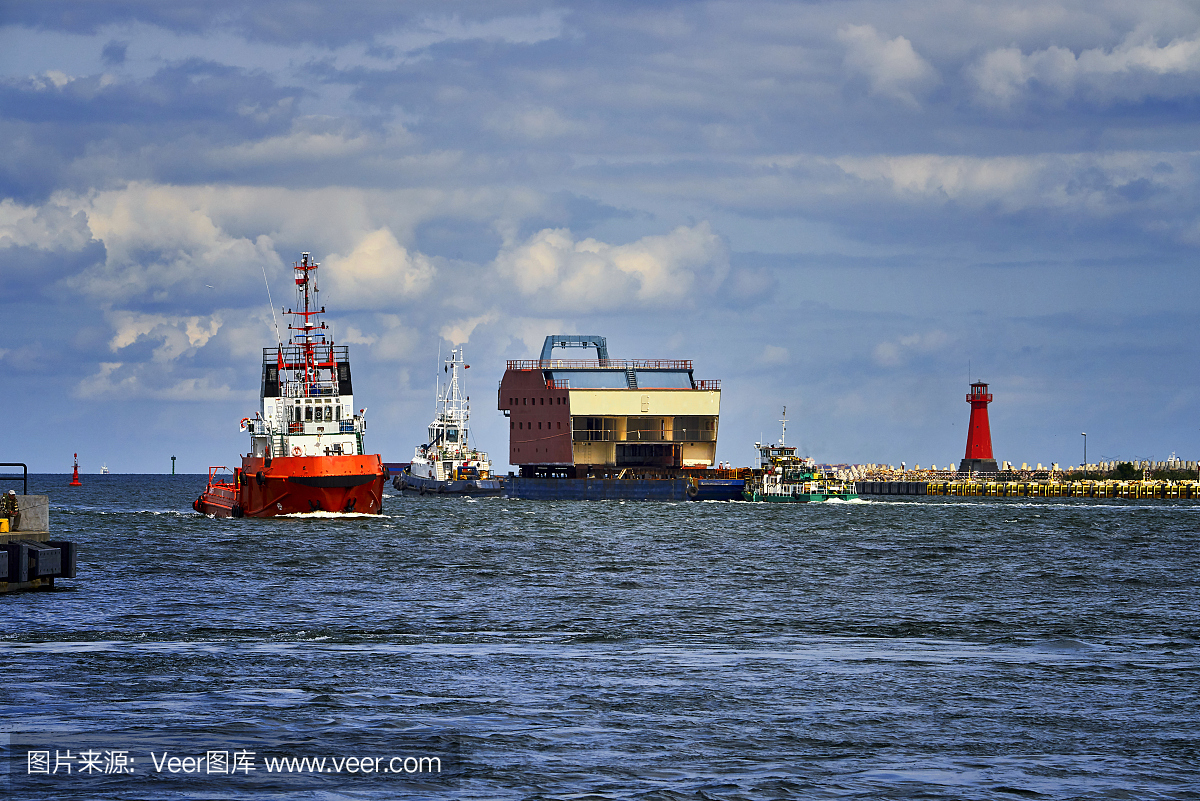 波兰格但斯克港口的工业景观。-这艘船正在格但斯克船厂进行翻新修理