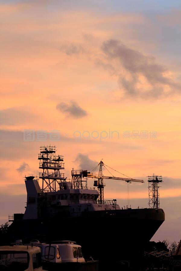 日落时船坞和造船公司的剪影