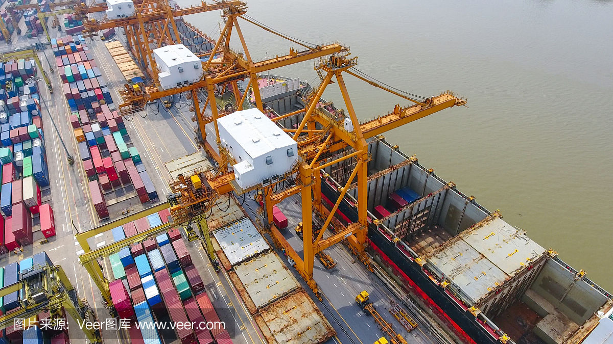 船厂集装箱货船及货物工作起重机桥鸟瞰图
